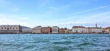 Riva degli Schiavoni waterfront ve c tekne yaz görünümünden