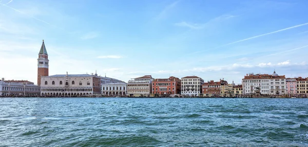 Vista de la luz del día desde el barco a Riva degli Schiavoni waterfront y c — Foto de Stock