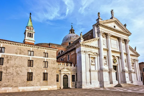 Boční pohled na průčelí kostela San Giorgio Maggiore s en denní světlo — Stock fotografie