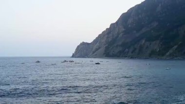 Karanlık deniz ve dağlar Monterosso al Mare, Cinque Terre, İtalya, yağmurlu bir gün, uzak ufuk, üstten görünüm tekne yüzen ile 