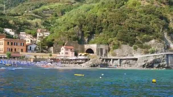 ビーチ 青い海 モンテロッソ マーレ チンクエ テッレ イタリア 晴れた日の山 — ストック動画