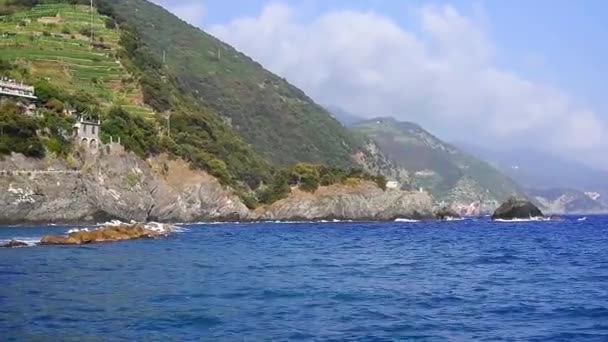 蓝色海和山与藤梯田在蒙泰罗索 五渔村 意大利 晴朗的天 — 图库视频影像