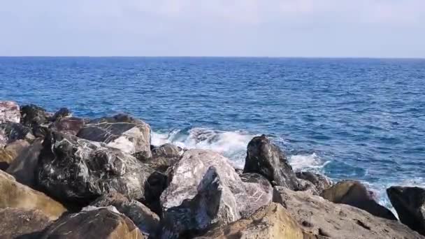 Голубые Морские Волны Врезающиеся Большие Скалы Солнечный День Италии — стоковое видео