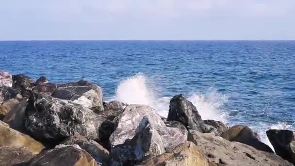 Blue Sea Waves Crashing Big Rocks Sunny Day Italy — Stock Video