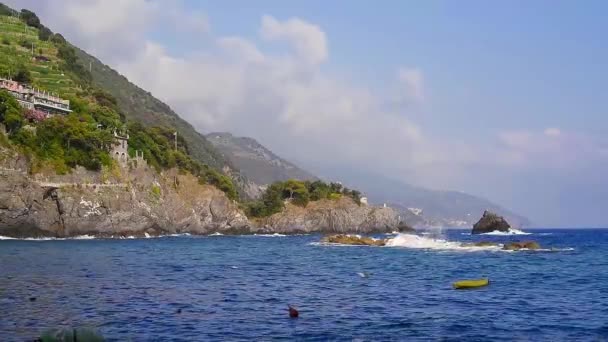 蓝色海和山与藤梯田在蒙泰罗索 五渔村 意大利 水崩溃在岩石上 — 图库视频影像