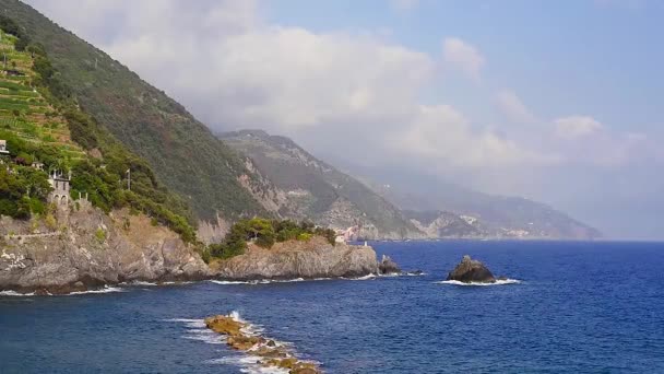 Blå Havet Och Bergen Med Vinstockar Terrasser Monterosso Mare Cinque — Stockvideo