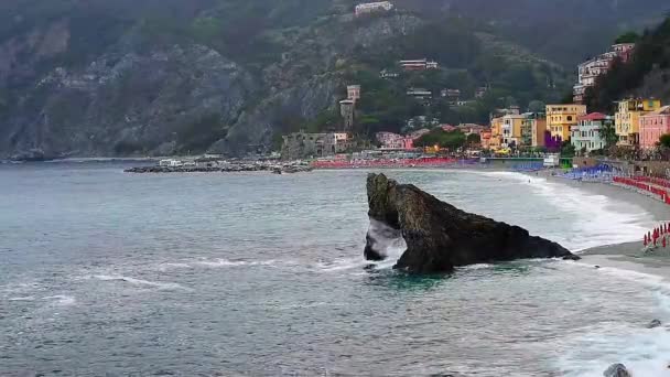 Dunkles Meer Und Berge Mit Strand Und Gebäuden Monterosso Mare — Stockvideo