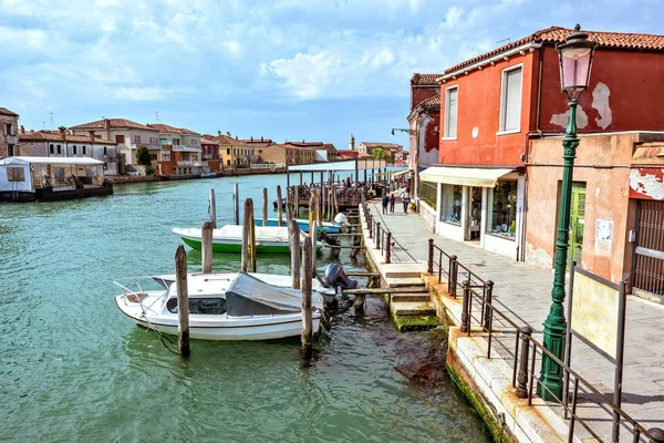 日光观威尼斯泻湖和停泊的小船 — 图库照片