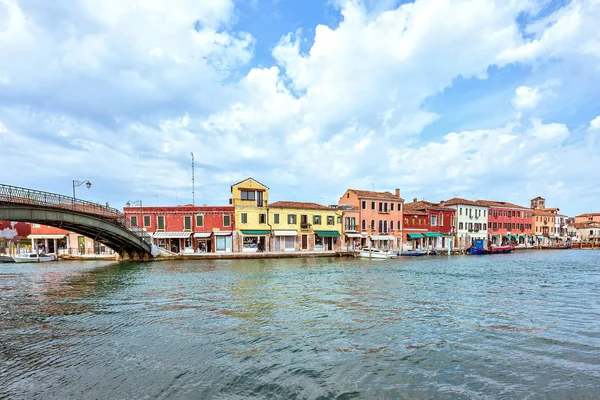 Vista de día a la laguna veneciana y barco estacionado — Foto de Stock