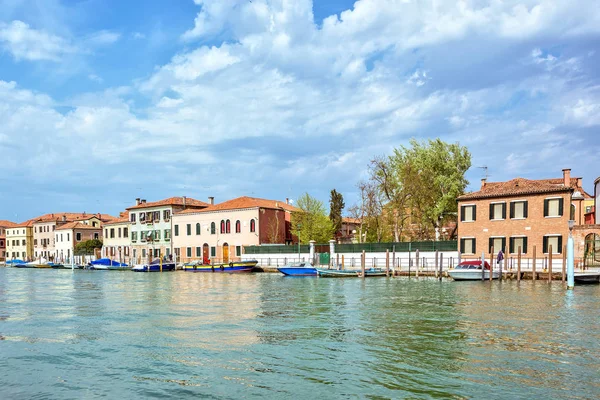 Vista de la luz del día al canal de la laguna veneciana con barcos estacionados — Foto de Stock