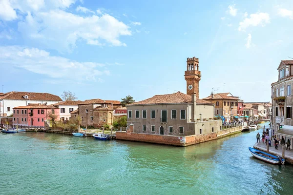 Tageslicht-Blick auf den venezianischen Lagunenkanal mit geparkten Booten — Stockfoto