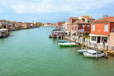 Gün ışığından yararlanma görünümü Venedik Lagoon kanalı ile Park edilmiş tekneler