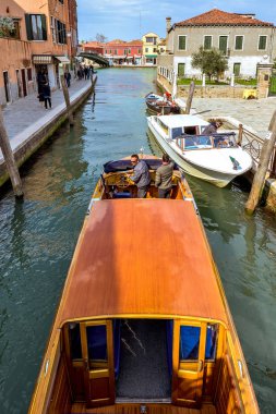 Gün ışığından yararlanma görünümü Venedik Lagoon kanalı ile Park edilmiş tekneler