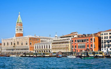 Riva degli Schiavoni waterfront için tekne yaz görünümünden
