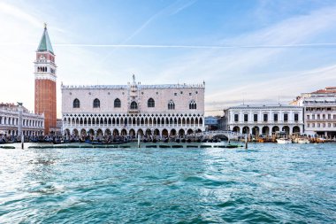 Riva degli Schiavoni waterfront için tekne yaz görünümünden