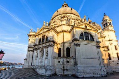 Santa Maria Della Salute kiliseye alttan gün batımı görünümü