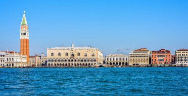 Riva degli Schiavoni waterfront için tekne yaz görünümünden