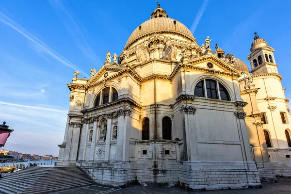 Zonsondergang vanaf onderkant naar de kerk van Santa Maria Della Salute — Stockfoto