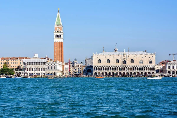 Vista de la luz del día desde el barco hasta el paseo marítimo Riva degli Schiavoni — Foto de Stock