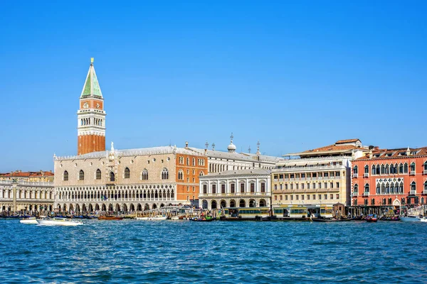 Vista de la luz del día desde el barco hasta el paseo marítimo Riva degli Schiavoni — Foto de Stock