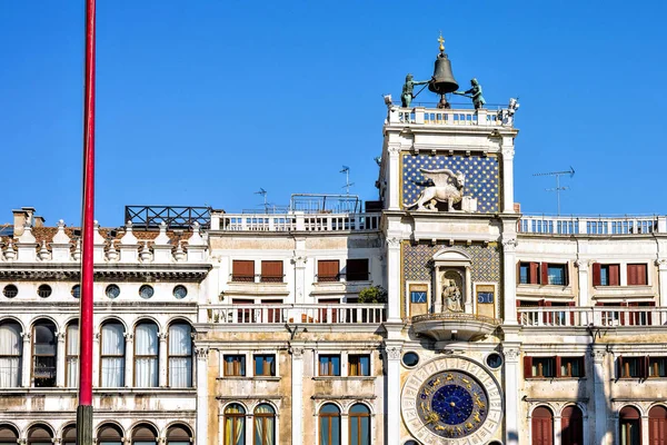 Θερινή θέα από την πλατεία του Αγίου Μάρκου καμπαναριό με ρολόι — Φωτογραφία Αρχείου