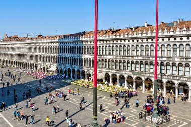 Saint Mark's meydanından turist görünümüne gün ışığı