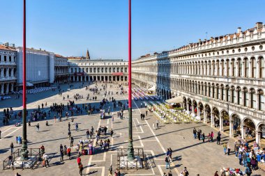 Saint Mark's meydanından turist görünümüne gün ışığı