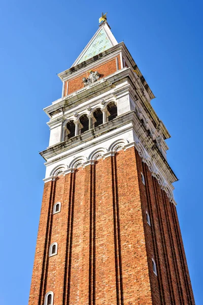 Letní pohled na zvonici Campanile svatého Marka — Stock fotografie