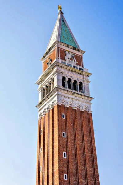 Letní pohled na zvonici Campanile svatého Marka — Stock fotografie