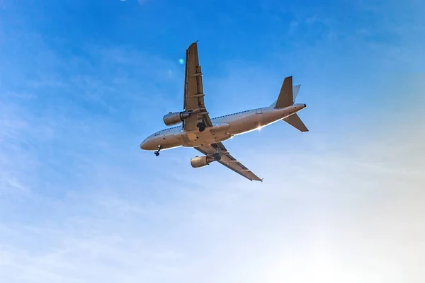 푸른 하늘에 날아 여객과 가진 항공기 — 스톡 사진