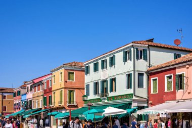 Gün ışığından yararlanma görünümü sokaklarında yürüyüş ve restau ziyaret insanlarla