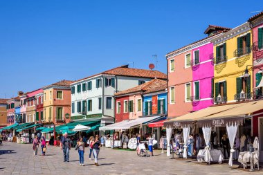 Gün ışığından yararlanma görünümü sokaklarında yürüyüş ve restau ziyaret insanlarla