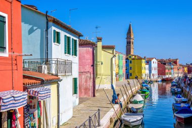 Renkli binalar ve insanlar wal bir sokak görünümüne gün ışığı