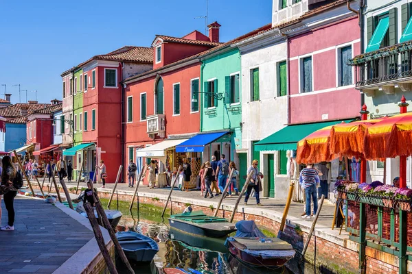 Vue de la lumière du jour sur une rue avec des bâtiments colorés et les gens wal — Photo