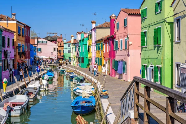 Vue de la lumière du jour sur une rue avec des bâtiments colorés et les gens wal — Photo