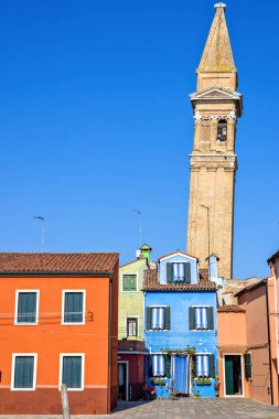 Gün ışığından yararlanma görünümüne canlı renkli şehir bina ve yeşil çimen