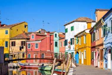 Gün ışığından yararlanma görünümüne renkli parlak binalar ve PICT Alma kadın