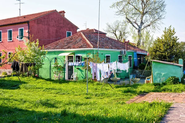 Vista de la luz del día a la vieja casa pintada de verde con patio —  Fotos de Stock