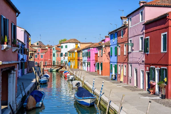 Vista diurna di barche parcheggiate in un canale con immagine che riflette — Foto Stock