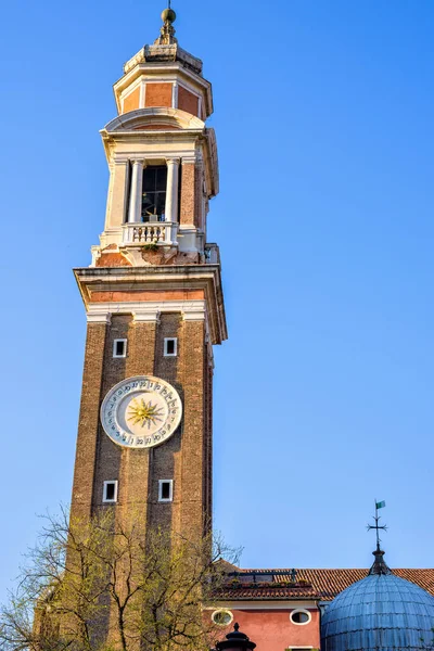 Widok światła dziennego do lokalnych campanile dzwonowa wieża z zegarem — Zdjęcie stockowe