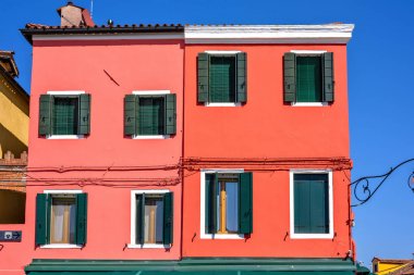 Canlı renkli sarı bina görünümüne gün ışığı