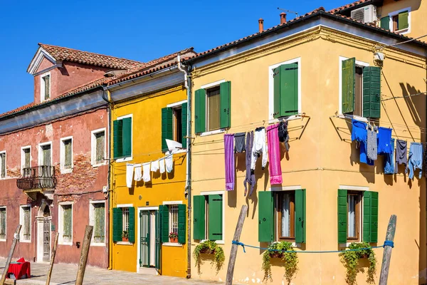 Daylight view to vibrant house front facades with clothes drying — Stock Photo, Image