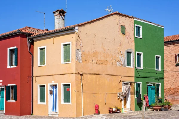 Vue de la lumière du jour sur des bâtiments colorés avec cheminée — Photo