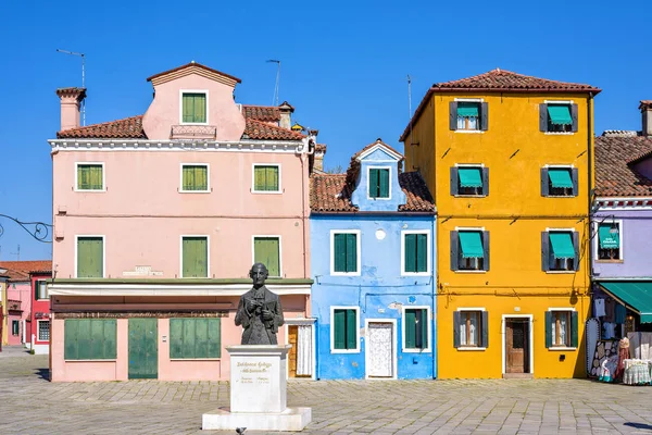 Вид днем на яркий красочный фасад городских зданий — стоковое фото