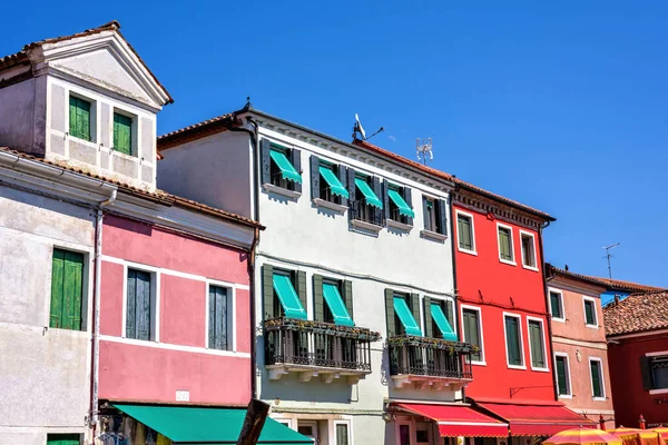 Вид днем на яркий красочный фасад зданий — стоковое фото