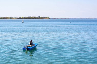 Gün ışığından yararlanma görünümü bir balıkçı mavi tekne olta hazırlamak için