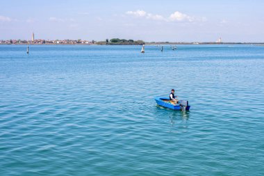 Gün ışığından yararlanma görünümü bir balıkçı mavi tekne olta hazırlamak için