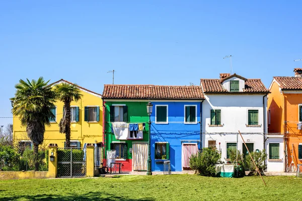 Vista de dia para vibrantes edifícios pintados complementares — Fotografia de Stock