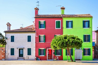 Gün ışığından yararlanma görünümüne tamamlayıcı kırmızı ve yeşil renkli binalar