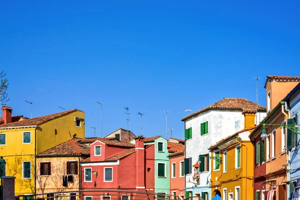 Renkli binalar cephe görünümüne gün ışığı